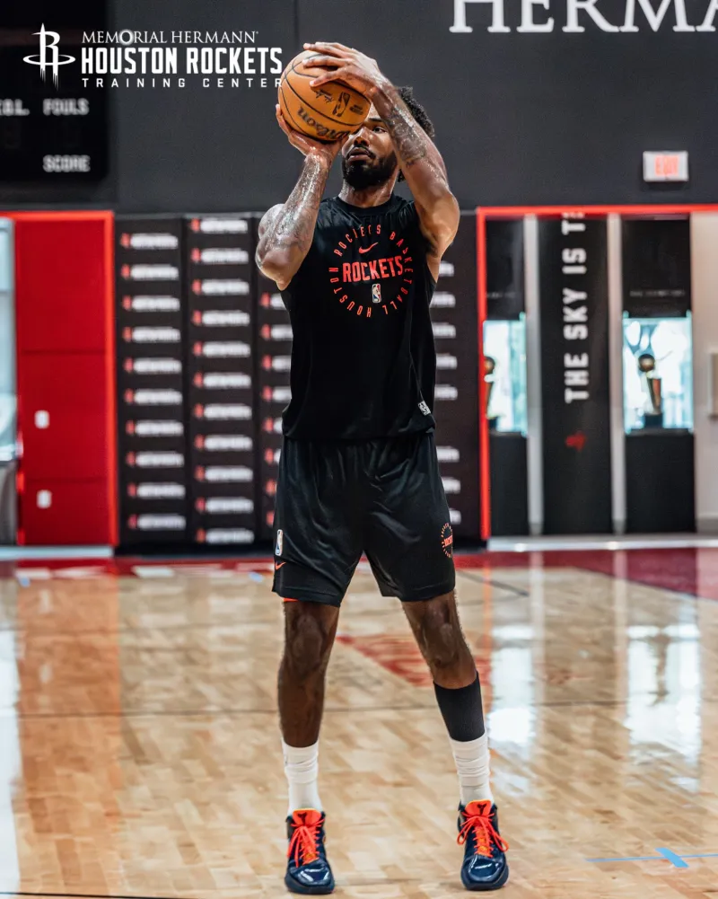 防守大闸！火箭社媒晒伊森现身火箭训练馆的训练组图