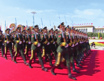 阅兵出现重大失误？导弹挂反、字打错，央视曝真相，涉及82名英烈