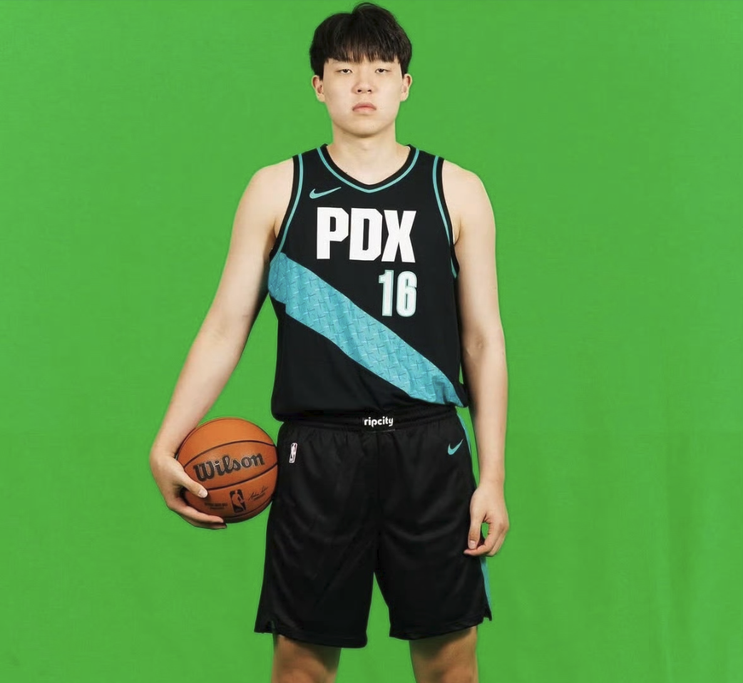 足球比赛在线直播观看免费-开拓者117-101老鹰，杨瀚森1秒没打！目睹队友出战38分钟三分9中1