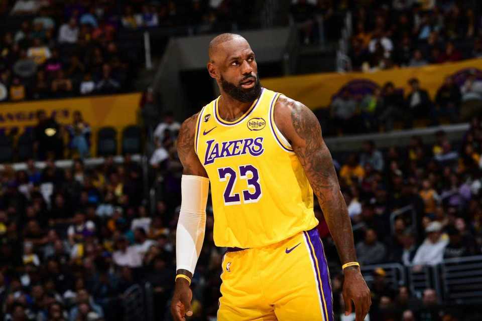 足球比赛在线直播观看免费-詹姆斯29+9+6湖人爆冷惨负黄蜂 东契奇39分三球30+11+9三分