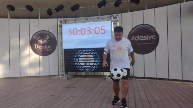 免费足球直播在线观看-34小时5分钟 巴西男子第33次打破世界颠球纪录！