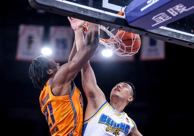 足球比赛直播免费在线观看-上海已将怀特塞德合同转正！战广东曾砍12+18，或成卢伟冲冠X因素