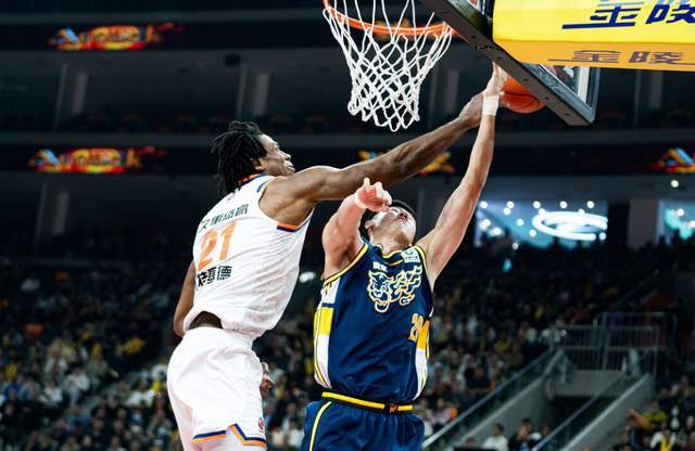 足球比赛直播免费在线观看-上海已将怀特塞德合同转正！战广东曾砍12+18，或成卢伟冲冠X因素