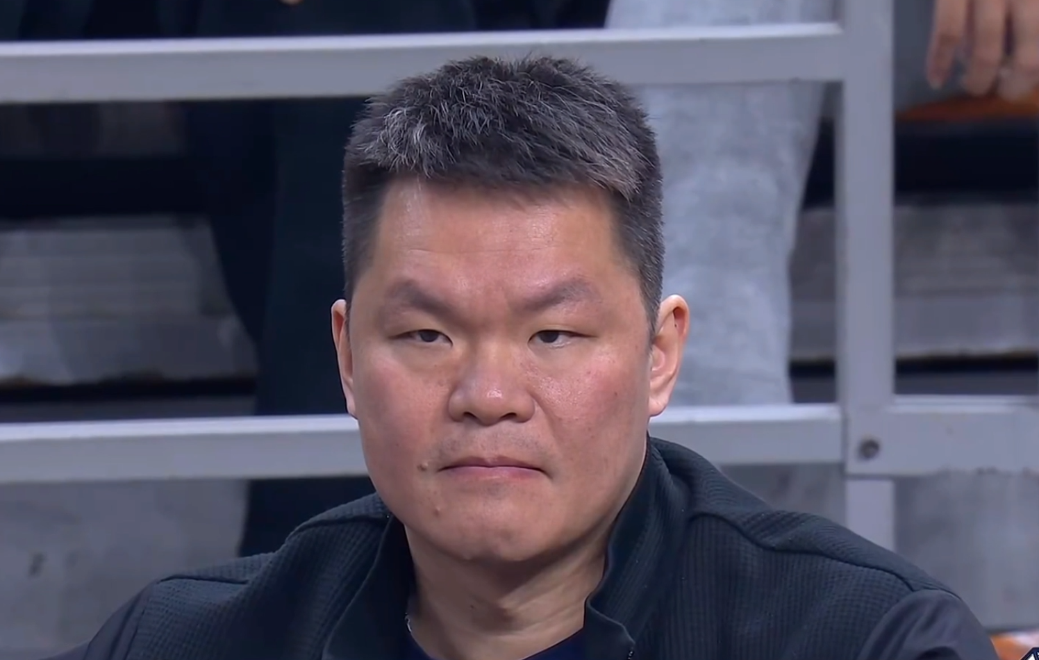 免费足球直播在线观看-37岁大白边打不了CBA？2战广东暴砍40分31板6帽，朱芳雨如坐针毡