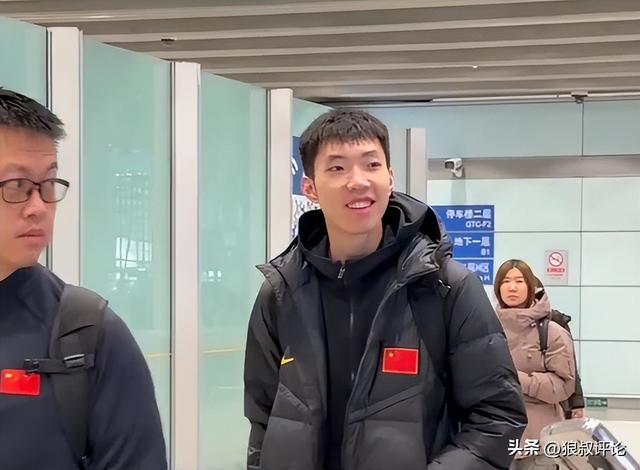 免费足球直播在线观看-中国男篮凯旋而归！赵睿廖三宁脸带笑容与球迷互动引关注