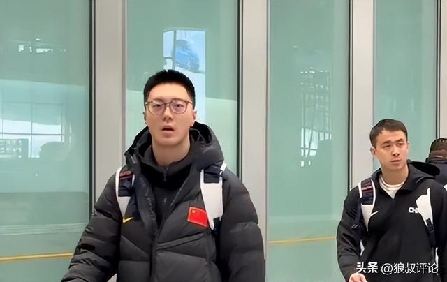 免费足球直播在线观看-中国男篮凯旋而归！赵睿廖三宁脸带笑容与球迷互动引关注