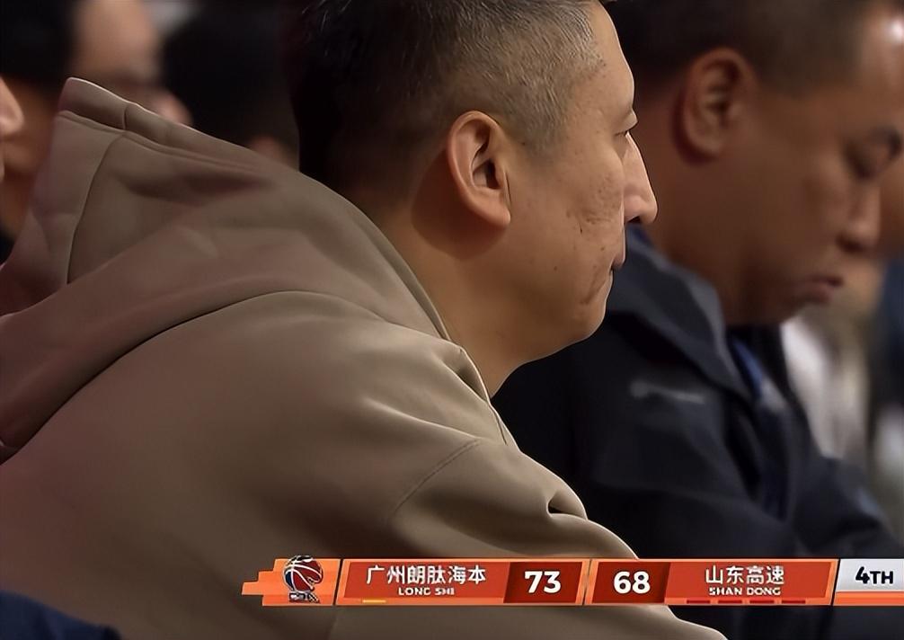 足球比赛在线直播观看免费-退役X因素？郭艾伦左膝受伤捂脸沮丧 近三年仅打21场合同也将到期