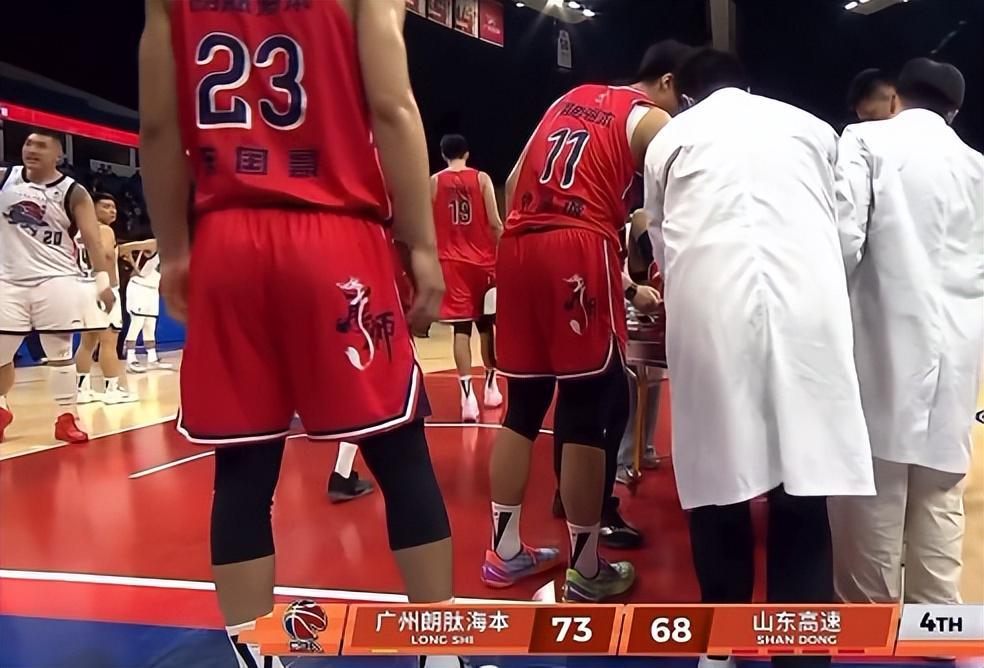 足球比赛在线直播观看免费-退役X因素？郭艾伦左膝受伤捂脸沮丧 近三年仅打21场合同也将到期